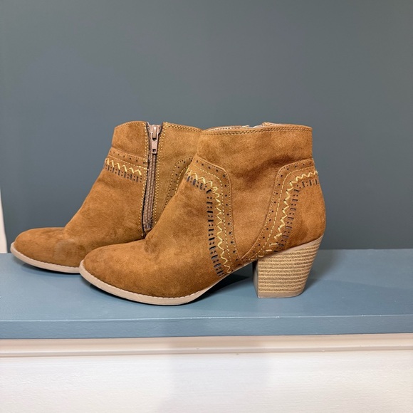 Qupid Brown Embroidered Faux Suede Boho Block Heel Ankle Boots Size 7 - Picture 1 of 13